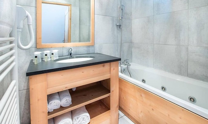 Les Almes Apartment | Wifi, ski-in/ski-out & foot of the slopes, 5th floor, balcony, tv, ski locker, 105m², Tignes