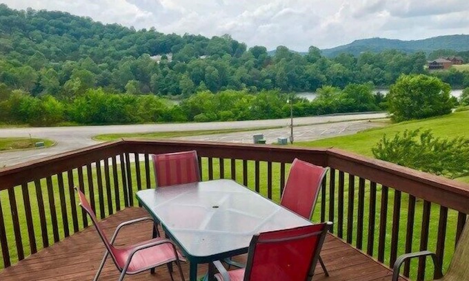 Holiday Island House | Wild Goose Landing Fireplace, Vaulted Ceilings 3 Bedroom 3 Bath Town-home Close