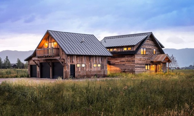 Victor House | Wild Mustang: Great for Large Groups, Lots of Space Inside & Out, Views, Pet Friendly