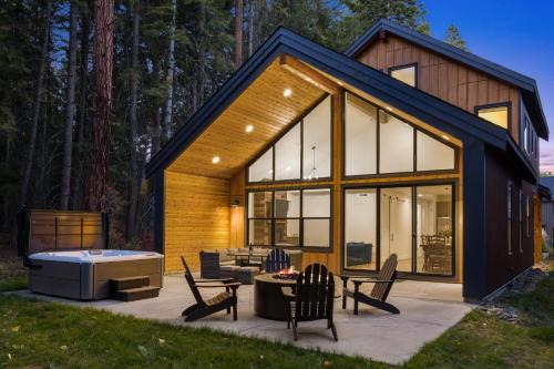 Roslyn House | Wildwood Cabin at Suncadia- Hot Tub, Firepit, BBQ, Gourmet Kitchen, Fireplace, Smart TVs, Hi-speed Wi-Fi, Secluded