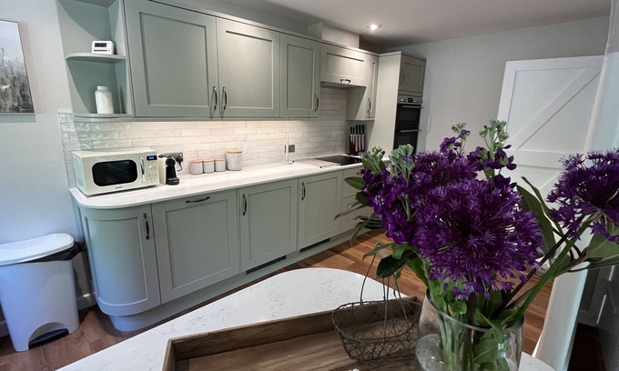 Okeford Fitzpaine Cottage | WILLOW BROOK, family friendly, with a garden in Okeford Fitzpaine