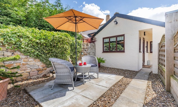 Ulrome Cottage | WILLOW COTTAGE, romantic, with hot tub in Skipsea