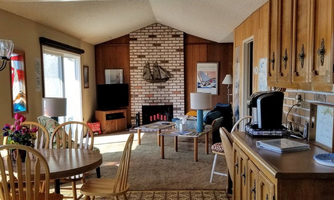 Discovery Bay House | Willow Lake Waterfront 3 Bedroom house with AC & WiFi in gorgeous Discovery Bay