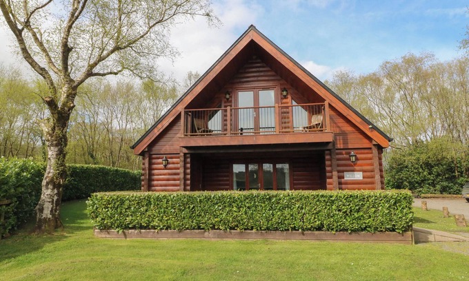 Bridgetown Cottage | WILLOW, pet friendly, luxury holiday cottage, with hot tub in Dolton