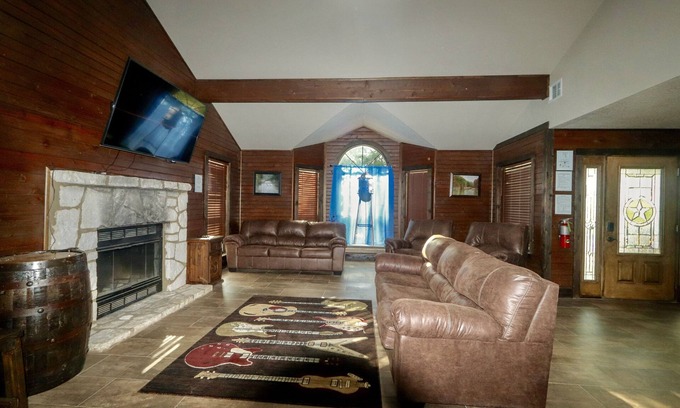 Gruene House | Windmill Springs In Gruene With River frontage! Walking distance to Gruene Hall!