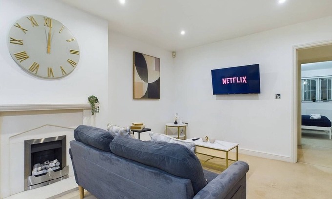 Winkfield Apartment | Windsor Castle & Royal Ascot Stay | Free Parking
