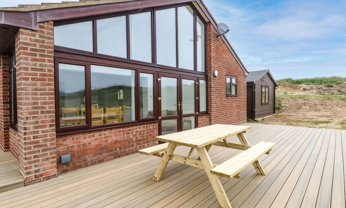 Irstead House | WINDYRIDGE, romantic, character holiday cottage in Sea Palling