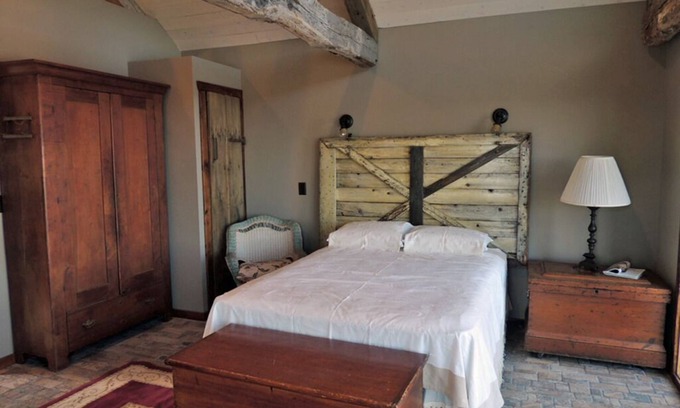 Treloar Bed & Breakfast | Wine Haus: charming cottage with breathtaking views of the Missouri River!