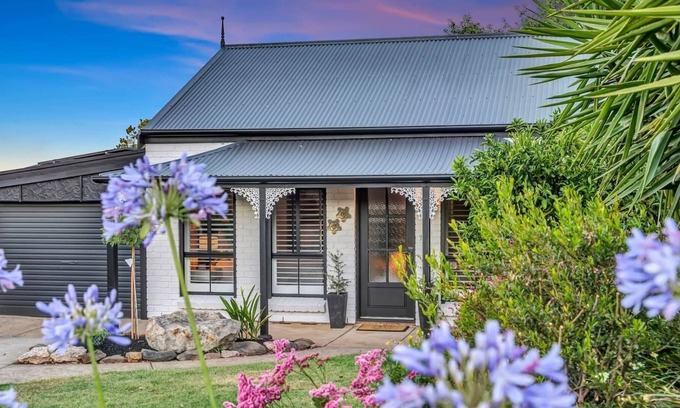 McLaren Vale Cottage | Wine OClock Cottage Among the Vines