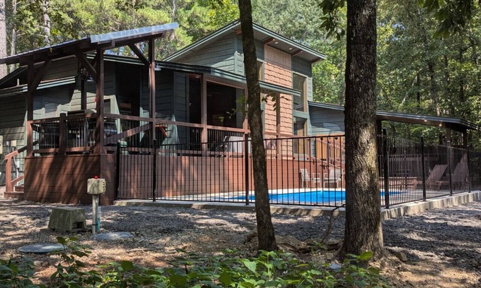Broken Bow Apartment | Wine Time – Shuffleboard, Table Arcade, Play Set