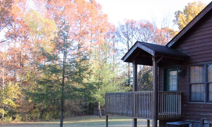 Makanda Cabin | Winetrail Cabin - Giant City SP, SIU, Cedar Lake, & Shawnee Forest minutes away!