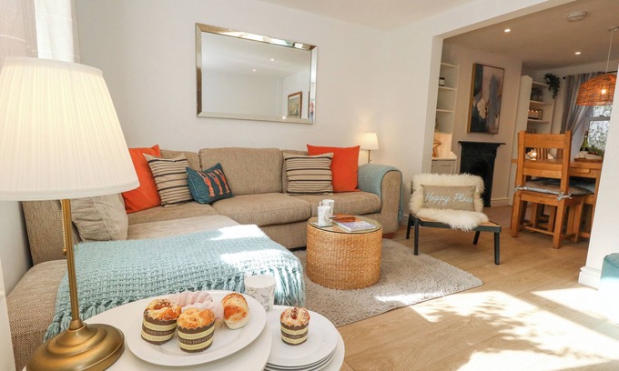 Weymouth House | WINKLE COTTAGE, family friendly, with a garden in Weymouth