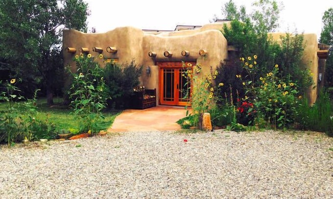 Valdez House | Winsor Castle & Ski Retreat! 15 min to Ski Lifts and Taos Plaza