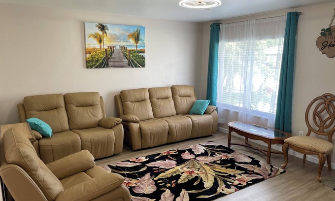 North Port House | WINTER ESCAPE to my Bright, Beautiful cottage. Close to Beaches, Shops, Fun!