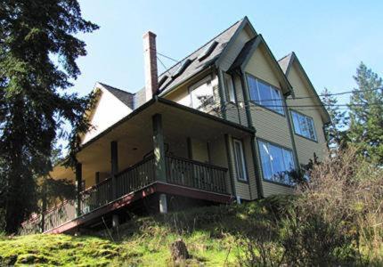 Sooke Bed & Breakfast | Wisteria Honeymoon Cottage