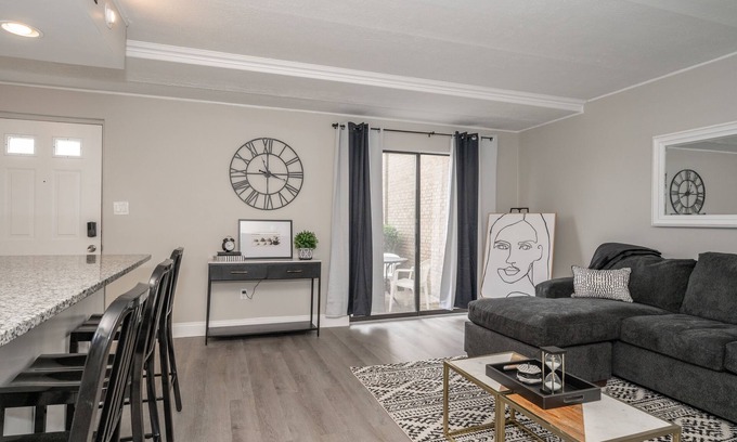 East Price Hill Condo | ⚪️ Without Color ⚫️ | Stylish Hilltop | Min to Downtown