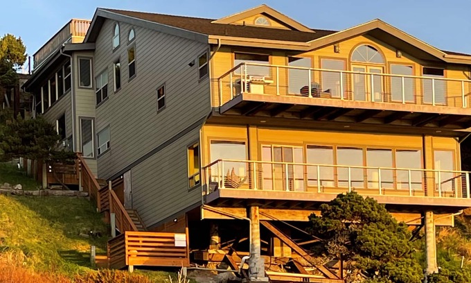 Bandon House | Wizard Hat Beach House: Awesome beach front vacation home with magical views