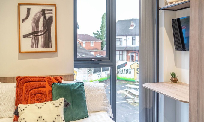 Wolverhampton Apartment | Wolverhampton 2 Apartments - Excellent Location w Free Parking and Wifi