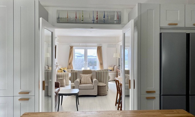 Wittering House | Wonderful home 2min walk to Beach on private beach road, close to West Wittering