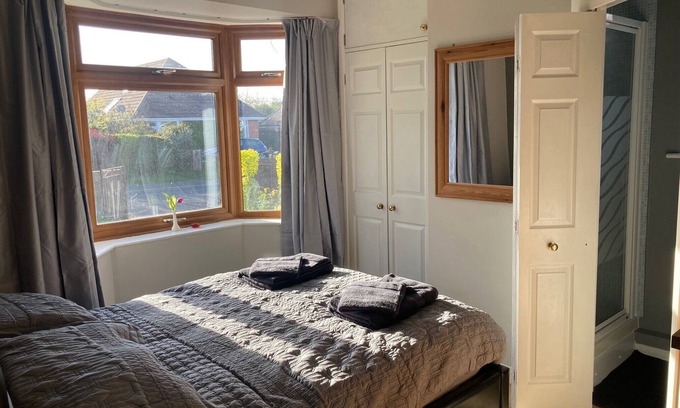 Holworth Apartment | Wonderful accommodation with double bedroom en-suite shower, lounge and WiFi