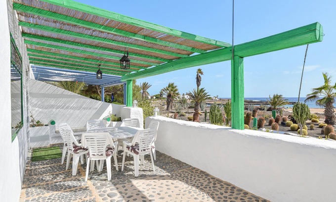 Teguise House | Wonderful Holiday Home “Villa Flores” Directly on the Beach with Sea View