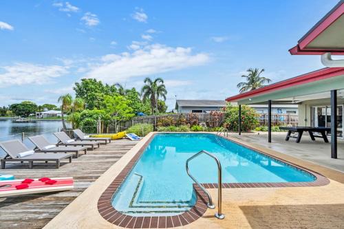 Golfview Harbor House | Wonderful Lake Front Pool Home East Boyton TikiBar