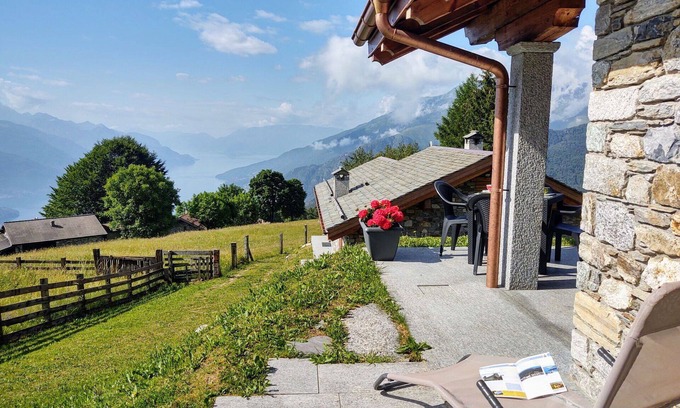 Peglio House | Wonderful private villa for 6 people with WIFI, TV, patio and pets allowed