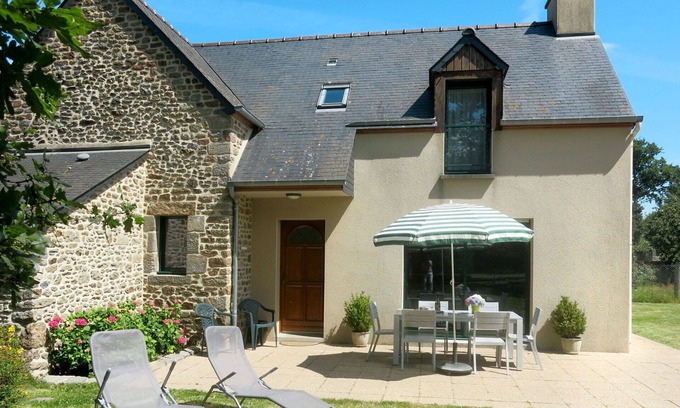 Le Tronchet House | Wonderful private villa for 6 guests with WIFI, TV and terrace