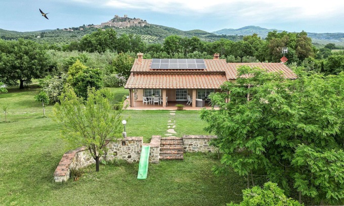 Roccastrada House | Wonderful private villa for 6 guests with A/C, WIFI, TV, patio, pets allowed and panoramic view