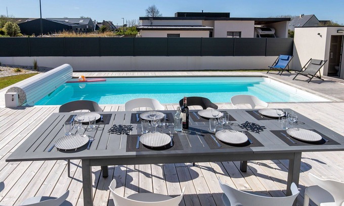 Brignogan-Plage House | Wonderful private villa for 10 people with WIFI, private pool, TV, terrace and pets allowed