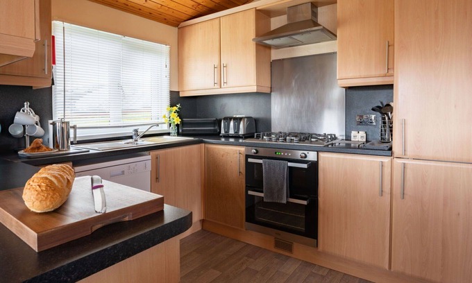 Kinross House | Wonderful private villa for 6 people with WIFI, TV, balcony, pets allowed and parking