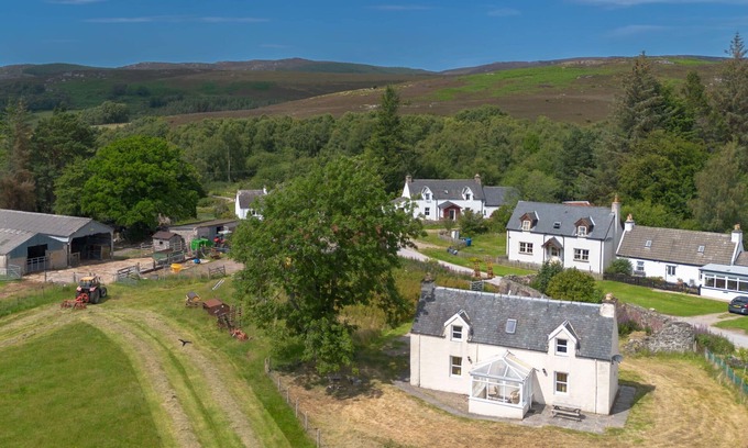 Balnain House | Wonderful private villa for 4 guests with TV, patio, pets allowed and panoramic view