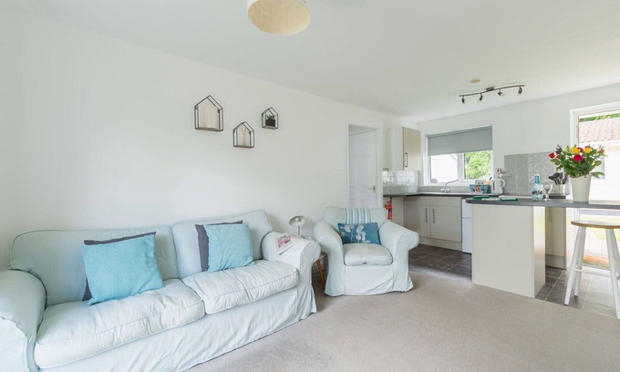 Liskeard House | Wonderful private villa for 4 guests with WIFI, TV, patio and parking