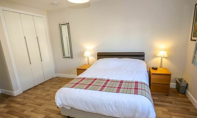 Kinross House | Wonderful private villa for 5 guests with WIFI, TV, patio and parking