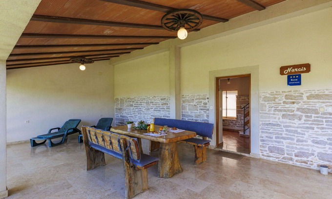 Heki House | Wonderful private villa for 6 guests with WIFI, TV and terrace