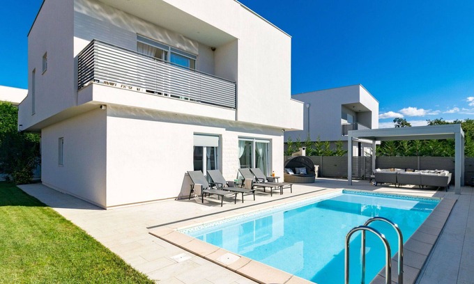 Karigador House | Wonderful private villa with private pool, A/C, hot tub, WIFI, TV, terrace and pets allowed