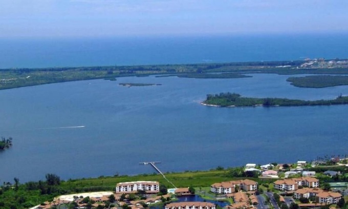Sebastian Condo | Wonderful Riverfront Community. Free Boat Dockage. Reflections