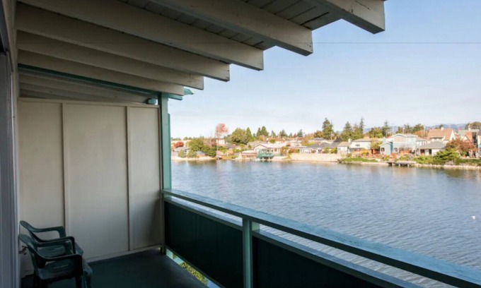 East End Apartment | Wonderful Stay! Free Parking, Free Breakfast, Jacuzzi, Pool