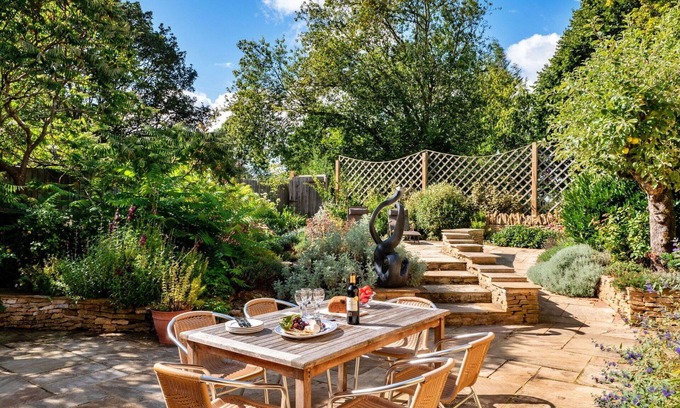 Kingham House | Wonderful villa for 6 guests with WIFI, pool and pets allowed