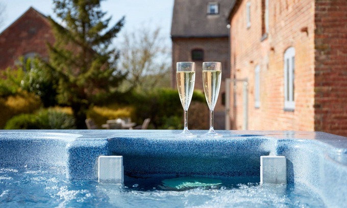 Dalbury Lees House | Wonderful villa for 10 people with WIFI, hot tub, TV, terrace and parking