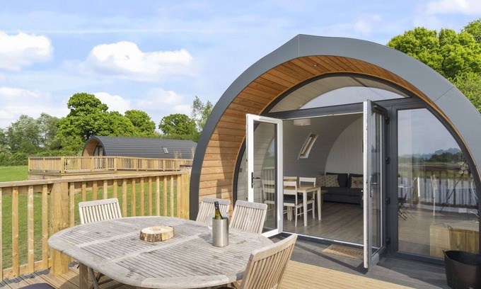 Hertford House | Wonderful villa for 6 people with hot tub, TV, terrace and pets allowed