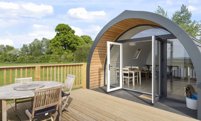 Hertford House | Wonderful villa for 6 guests with hot tub, TV, terrace and pets allowed