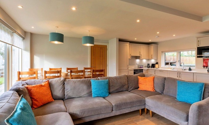 Dorsington House | Wonderful villa for 8 people with WIFI, TV and pets allowed