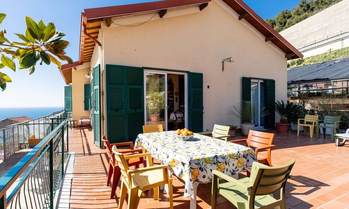 Ospedaletti House | Wonderful villa for 7 guests with WIFI, private pool, TV and terrace