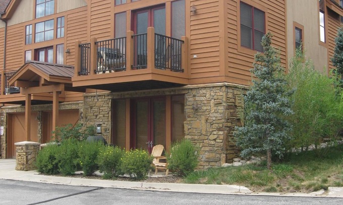 Keystone Condo | Wonderfully updated 2BR 2BA Groundfloor condo with Keystone shuttle service