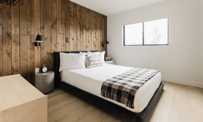 Columbia Falls Hotel | Wonderstone Hotel - Single King Micro Guest Room