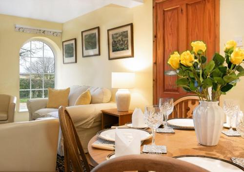 Nether Worton House | Woodcutter's Cottage - Peaceful Country Retreat!