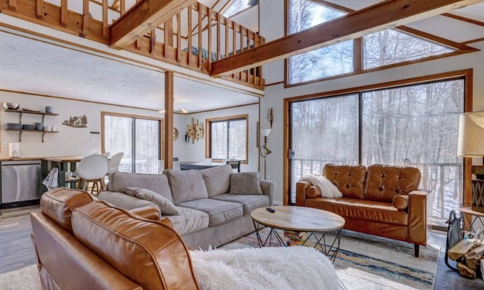 Gouldsboro Cabin | Wooded Retreat in Poconos Mountain Resort w/Firepit and Kayaks!