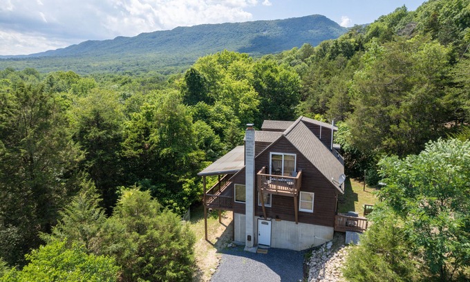 Front Royal Cabin | Wooded + Rustic Hideaway Minutes From River, Natl/State Parks, Hiking & Wineries