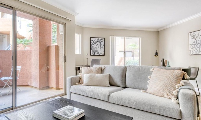 Woodland Hills Apartment | Woodland Hills 1BR w Gym WD Pool nr 101 LAX-683